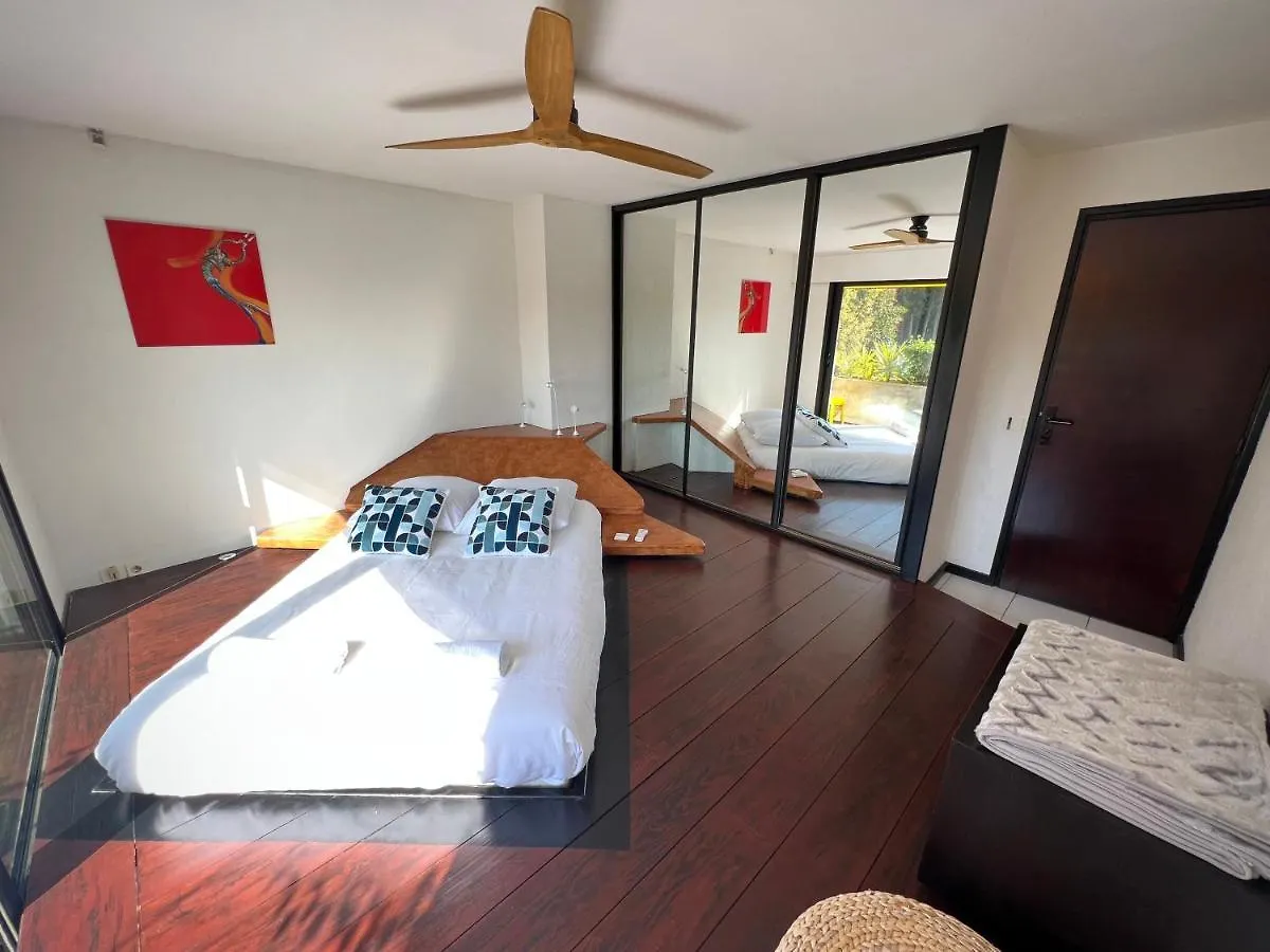 La Villa Bali: Beachfront Oasis with Cascading Pool Six-Fours-les-Plages